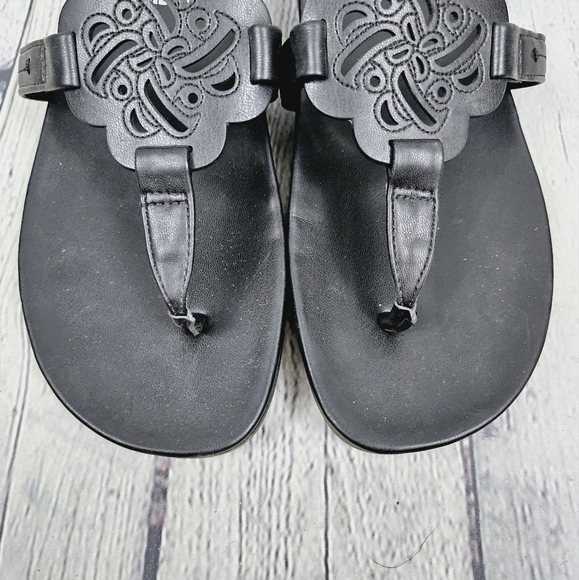 SAM & LIBBY | Alexandra medallion thong flipflop sandals - Picture 4 of 10